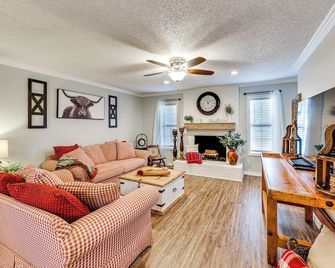 Near Lake Dardanelle: Updated Home w/ Large Yard! - Russellville - Obývací pokoj