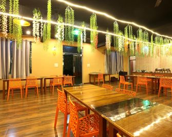 Aranya Resort & Suites By Shivaneel Hospitality - Rāmnagar - Restaurace