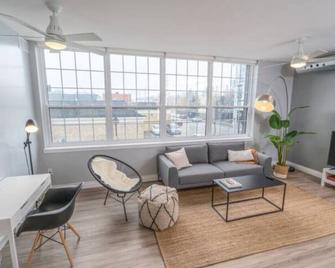 2 bed•work desk•close to Brant St Pier•GO station - Burlington