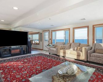 Surrounded by the bay with pool! - Waretown - Sala de estar