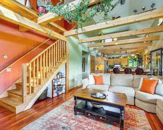 Greensboro Home w/ Porch & Countryside Views! - Hardwick - Sala de estar