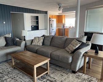 Brand new for 2023: The Sunset Suite at Driftwood! 4 bed, 2 bath, 2500 SQFT - Dowagiac - Living room