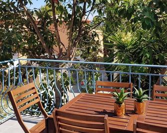 Beaux appartements 3 pièces avec espaces extérieurs et parking - proche plage - Hyères - Balcony