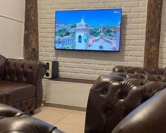 History Hostel - אורו פרטו