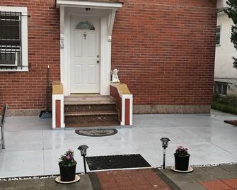 Woodside, Queens, Spacious 2 Bdrm 1 Bath Home, Easy Access To Manhattan - New York - Outdoors view