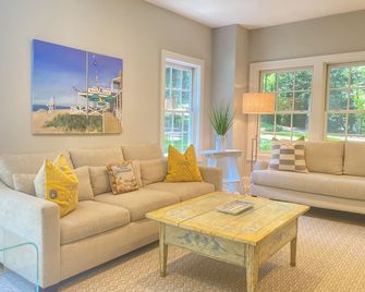 Beautifully Maintained Home and Gorgeous Gardens, East Hampton, New York - East Hampton - Вітальня