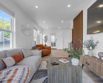 iii 3-Bedroom Penthouse Condo Retreat in Historical Salem, MA - Salem