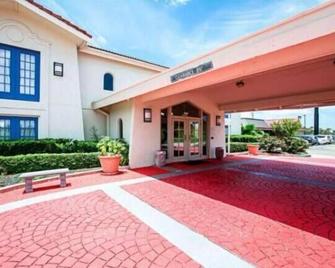 Scottish Inns and Suites Texas City, TX - Texas City - Building