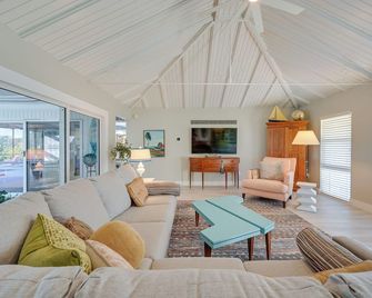Stunning Marco Island Home w/ Covered Patio! - Marco Island - Living room