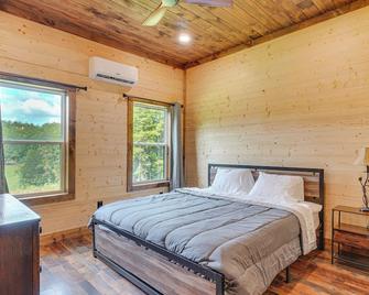 Hot Tub and Mtn Views Pet-Friendly Englewood Cabin - Tellico Plains - Bedroom