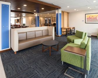 Holiday Inn Express & Suites Auburn By IHG - Auburn - Lobby