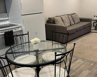 Cozy Suite – Private Entrance, Fast Wi‑fi & Smart Tv – Family & Pet‑friendly - Regina - Dining room