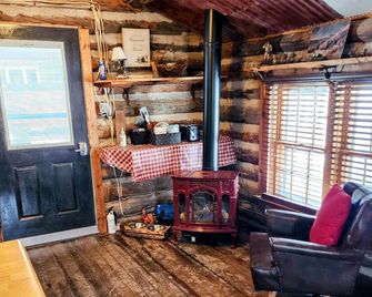 Luxury Camping Cabin - Augusta - Living room
