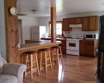 The 7429 cheboygan street , Alanson , Mi3 bedrooms , bathroom , tub , shower - Alanson - Cocina