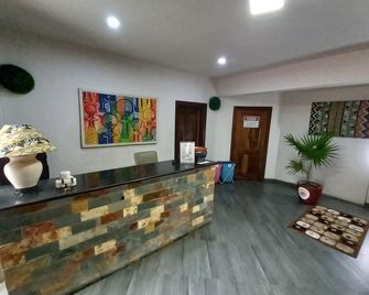 La Sunset - Acra - Recepción