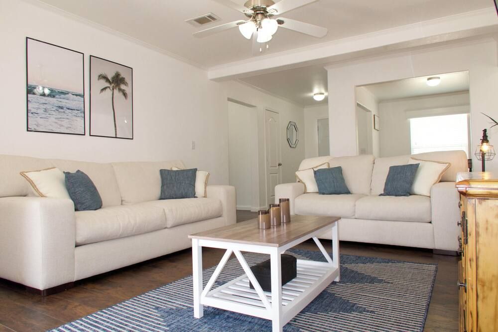Beautiful, Spacious 3-bedroom w/ Backyard! - Monahans - Living room