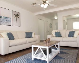 Beautiful, Spacious 3-bedroom w/ Backyard! - Monahans - Living room