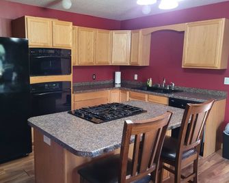 Charming 3-bedroom log home with sauna only 5 miles from Roseau. - Roseau - Kuchyň