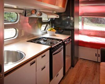 Vintage Airstream Rental for a Unique Getaway in Texas Hill Country near Austin - Leander - Cocina
