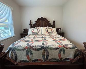 Uptown Bungalow- Hot Tub! - Kellogg - Bedroom