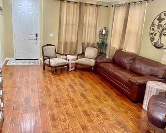 Big Beautiful Home 2miles Sac Airport 8 Min Downtown Doco Old Sac, Discovery Prk - Sacramento - Sala de estar