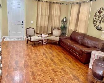 Big Beautiful Home 2miles Sac Airport 8 Min Downtown Doco Old Sac, Discovery Prk - סקרמנטו - סלון