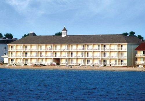 Comfort Inn Lakeside 76 1 1 8 Mackinaw City Hotel Deals Reviews Kayak