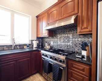 Serene 1-bedroom house just outside Hollister perfect for relaxing stays - Hollister - Kitchen