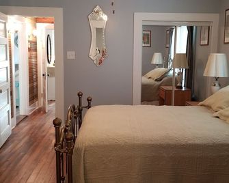 Walk To Beach, Pier, Casino From Historic Charming Cottage And Pet Friendly! - Gulfport - Bedroom