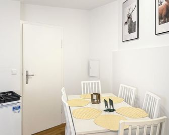 Zentr Stuttgart Gruppen-Duplex 13 Schlafplätze, Ps5, Spiele & Terrasse - Stuttgart - Dining room