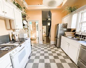 Spacious, Artsy, Historic Downtown Home - Lawrence - Kitchen