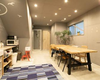 هوستل ستاندي باي مي - فوكوكا - غرفة طعام