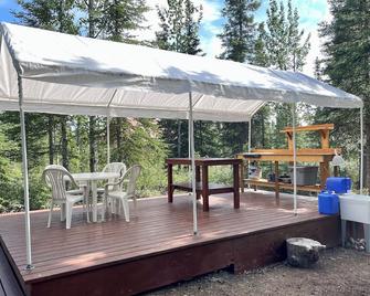 Fireweed Mountain Lodge - Bonzana Cabin - McCarthy - Patio