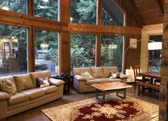 Spacious Greenwater Crystal Mountain, Mount Rainier Adventure BaseCamp w/Hot tub - Greenwater - Living room