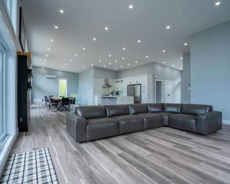 The Zenith |Hot Tub | Lake |Pool Table - Saint-Jean-de-Matha - Living room