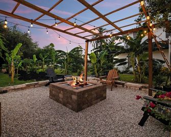 Cozy one-bedroom with a tropical garden. - Weslaco - Terasa