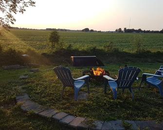 Lakeview Cozy Cottage - Leamington - Binnenhof