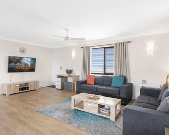 Spacious 3-Bed Home With Large Balcony - Scarness - Living room