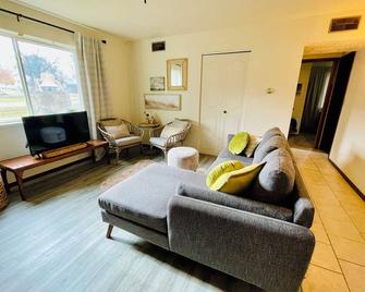 Cozy 2bd Apartment Near I-90 Pets Welcome - Valley Springs - Wohnzimmer