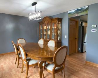 Quiet countryside escape! Nature, relaxation, adventure abound. - North Branch - Dining room