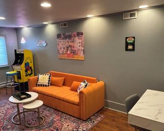 Cozy 1 bedroom, 10 minutes from Mad river Mountain - West Liberty - Living room