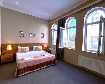 The Family Hotel - Bakoe - Slaapkamer