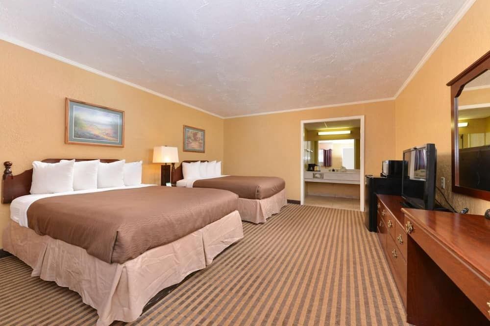 Executive Plus Inn & Suites thumbnail 3