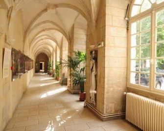 Hotellerie Saint Yves - Chartres - Außenansicht