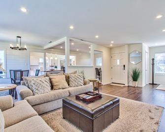 Monterey Bay Home Near Pebble Beach & Carmel with Putting Green & AC 3Bed 2 Bath - Monterrey - Sala de estar