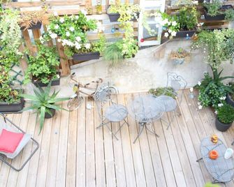 Double or Twin-Standard-Wet room-Terrace-2ème étage - Saintes - Patio