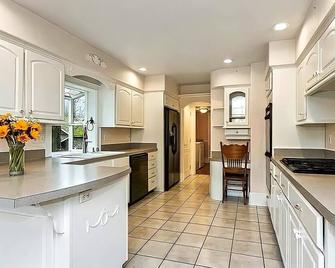 My house is extremely haunted so rented your own risk - Gold Bar - Kitchen