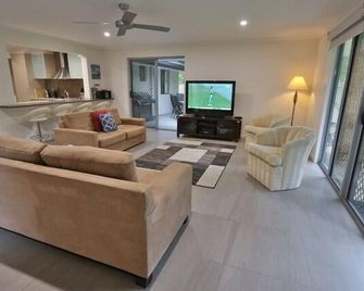 Sleeps 14/Central Location/Kids Toys and Play Equipment/Fully Self Contained - Ashmore - Sufragerie