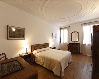 Le Due Corone Bed & Breakfast - Venice - Bedroom