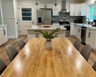 Gorgeous Home with Saltwater Pool in Midtown - Wilmington - Dining room